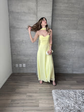 Cargar imagen en el visor de la galería, Dore - Vestido strapless amarillo
