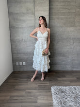Cargar imagen en el visor de la galería, Peonia - Vestido midi crochet blanco
