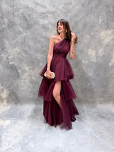 Cargar imagen en el visor de la galería, Sapphira - Vestido largo de tul color ciruela
