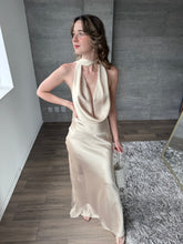 Cargar imagen en el visor de la galería, Piera - Vestido largo satinado champagne
