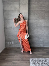 Cargar imagen en el visor de la galería, Duna - Vestido largo satinado naranja
