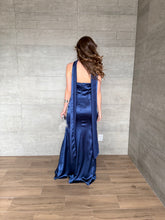Cargar imagen en el visor de la galería, Marena - Vestido largo satinado strapless azul marino
