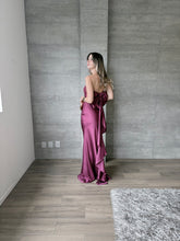 Cargar imagen en el visor de la galería, Caliz - Vestido largode satín ciruela
