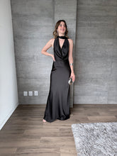 Cargar imagen en el visor de la galería, Piera - Vestido largo satinado negro
