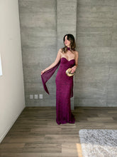 Cargar imagen en el visor de la galería, Génova - Vestido largo strapless color ciruela
