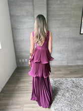 Cargar imagen en el visor de la galería, Juliette - Vestido largo plisado con olanes ciruela
