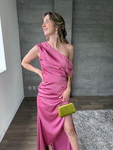Cargar imagen en el visor de la galería, Renata - Vestido largo satinado asimétrico rosa
