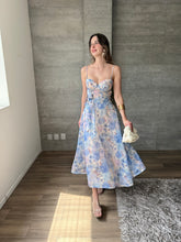 Cargar imagen en el visor de la galería, Ayla - Vestido midi con estampado floral azul
