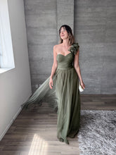 Cargar imagen en el visor de la galería, Minerva - Vestido largo de tul con escarola olivo
