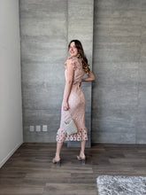 Cargar imagen en el visor de la galería, Cerise - Vestido midi crochet rosa
