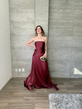 Cargar imagen en el visor de la galería, Nerissa - Vestido largo strapless vino
