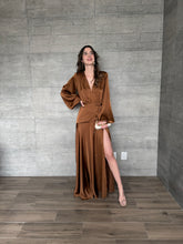 Cargar imagen en el visor de la galería, Clare - Vestido largo con mangas color cobre
