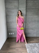 Cargar imagen en el visor de la galería, Renata - Vestido largo satinado asimétrico rosa
