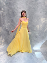 Cargar imagen en el visor de la galería, Ella - Vestido largo strapless amarillo
