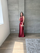 Cargar imagen en el visor de la galería, Milah - Vestido largo halter de satín vino

