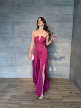 Cargar imagen en el visor de la galería, Monique - Jumpsuit strapless magenta

