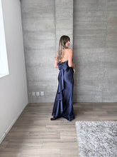 Cargar imagen en el visor de la galería, Caliz - Vestido largo de satín marino

