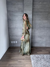 Cargar imagen en el visor de la galería, Noor - Vestido largo con mangas estampado color olivo
