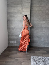 Cargar imagen en el visor de la galería, Duna - Vestido largo satinado naranja
