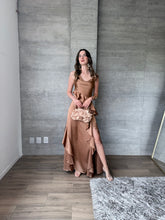 Cargar imagen en el visor de la galería, Agatha - Vestido largo satinado mocha
