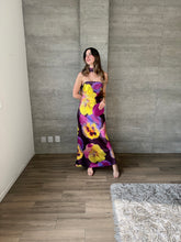 Cargar imagen en el visor de la galería, Leah - Vestido largo strapless floral color ciruela multicolor
