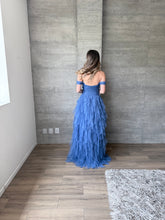 Cargar imagen en el visor de la galería, Ello - Vestido largo hombros caídos de tul azul humo
