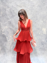 Cargar imagen en el visor de la galería, Juliette - Vestido largo plisado color terracota
