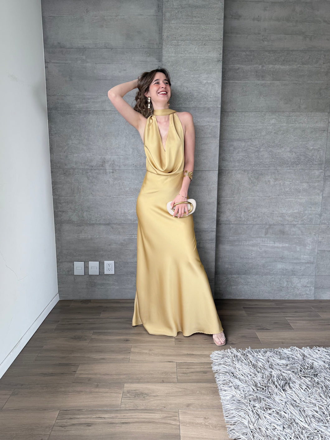 Piera - Vestido largo satinado color oro