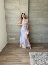 Cargar imagen en el visor de la galería, Allure - Vestido largo satinado lavanda
