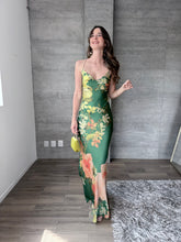 Cargar imagen en el visor de la galería, Isis - Vestido largo satinado verde floral
