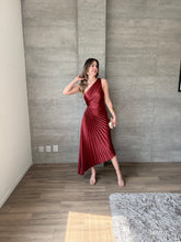 Cargar imagen en el visor de la galería, Nicola - Vestido midi plisado vino
