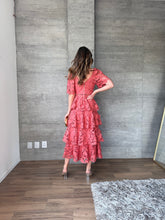 Cargar imagen en el visor de la galería, Amalia - Vestido midi crochet rosa coral
