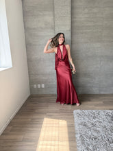 Cargar imagen en el visor de la galería, Milah - Vestido largo halter de satín vino
