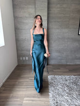 Cargar imagen en el visor de la galería, Masha - Vestido largo satinado verde azulado
