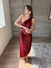 Cargar imagen en el visor de la galería, Nicola - Vestido midi plisado vino
