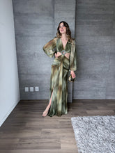 Cargar imagen en el visor de la galería, Noor - Vestido largo con mangas estampado color olivo

