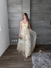 Cargar imagen en el visor de la galería, Cadenza - Vestido largo estampado floral amarillo
