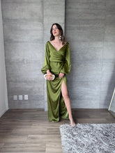 Cargar imagen en el visor de la galería, Cecile - Vestido largo satinado olivo
