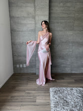 Cargar imagen en el visor de la galería, Perlaire - Vestido largo satinado rosa palo
