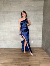 Cargar imagen en el visor de la galería, Duna - Vestido largo satinado marino
