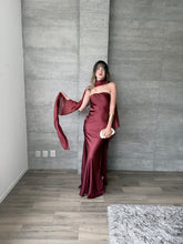 Cargar imagen en el visor de la galería, Sodi - Vestido largo strapless satinado vino
