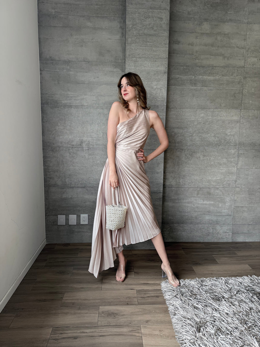 Nicola - Vestido midi plisado color taupe