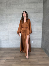 Cargar imagen en el visor de la galería, Clare - Vestido largo con mangas color cobre
