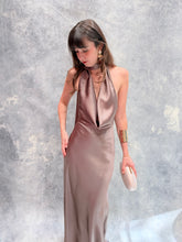 Cargar imagen en el visor de la galería, Milah - Vestido largo halter de satín color gris
