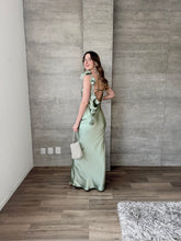 Cargar imagen en el visor de la galería, Francesca - Vestido largo de satín verde polvo
