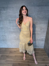 Cargar imagen en el visor de la galería, Ophelia - Vestido midi crochet dorado
