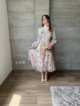 Cargar imagen en el visor de la galería, Brielle - Vestido midi beige con estampado floral
