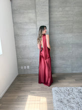 Cargar imagen en el visor de la galería, Milah - Vestido largo halter de satín vino
