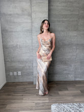 Cargar imagen en el visor de la galería, Marble - Vestido largo dorado
