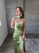 Cargar imagen en el visor de la galería, Marena - Vestido largo strapless satinado verde sage
